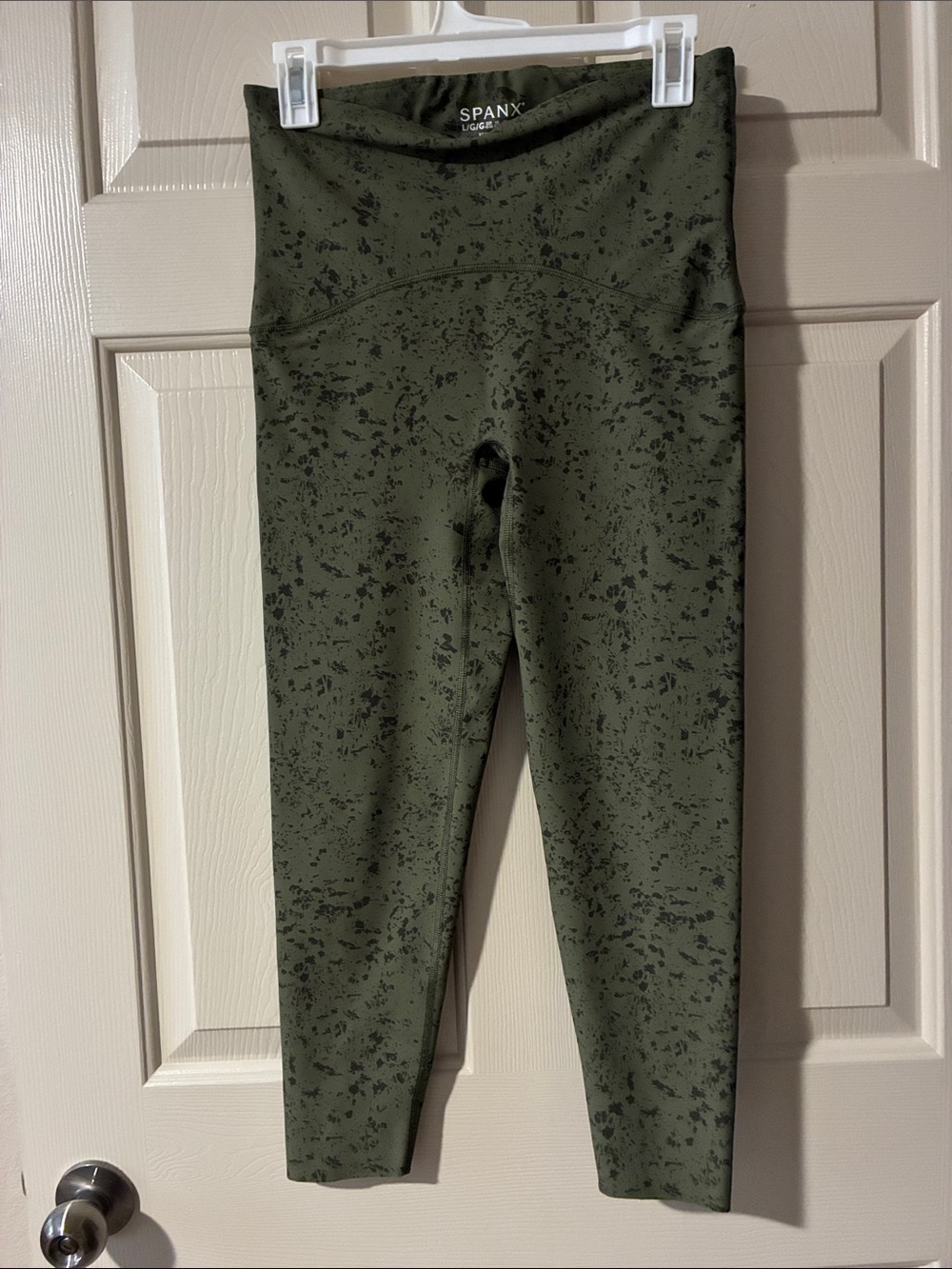 SPANX Women’s Olive Green Booty Burst Active Leggings with Black Speckle Print